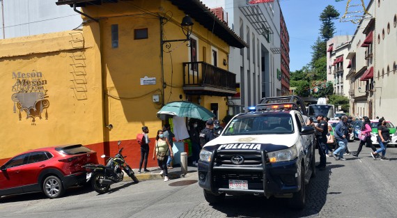 Dos hombres que se liaron a golpes frente al Mesón de Alférez en pleno centro de la ciudad de Xalapa, fueron detenidos por elementos de la SSP. Aunque algunos informantes de los reporteros decían que había sido asalto, la versión la desmintieron los policías.