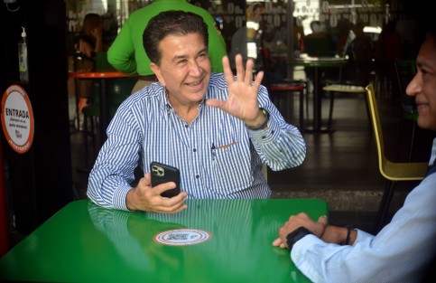 El eterno candidato a lo que sea, Héctor Yunes Landa, por segunda ocasión se vio por el centro de la ciudad de Xalapa.  Dicen las malas lenguas que  quiere que le dé el sol ya que está muy güero y se quiere poner moreno.