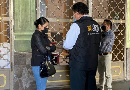 Custodiada por elementos de la Guardia Nacional, la alcaldesa de Sayula de Alemán, Lorena Sánchez Vargas, llegó a Palacio de Gobierno para entrevistarse con el gobernador Cuitláhuac García Jiménez. 