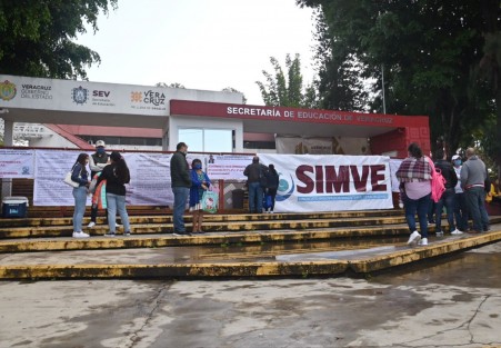 Docentes afiliados al Sindicato Innovador Magisterial Veracruzano (SIMVE), se plantaron en la entrada a la SEV; exigen el pago de laudos.