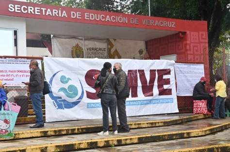 Docentes afiliados al Sindicato Innovador Magisterial Veracruzano (SIMVE), se plantaron en la entrada a la SEV; exigen el pago de laudos.