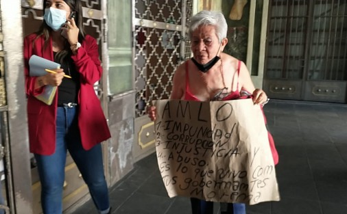 Alicia Malpica Vázquez, se manifestó frente a la entrada de palacio de gobierno sin blusa se queja de que desde hace 20 años lucha por la reparación de los daños causados a departamentos de su propiedad, por las obras de la avenida Circuito Presidentes y hasta ahora no la han atendido.