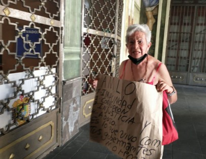 Alicia Malpica Vázquez, se manifestó frente a la entrada de palacio de gobierno sin blusa se queja de que desde hace 20 años lucha por la reparación de los daños causados a departamentos de su propiedad, por las obras de la avenida Circuito Presidentes y hasta ahora no la han atendido.