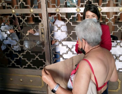 Alicia Malpica Vázquez, se manifestó frente a la entrada de palacio de gobierno sin blusa se queja de que desde hace 20 años lucha por la reparación de los daños causados a departamentos de su propiedad, por las obras de la avenida Circuito Presidentes y hasta ahora no la han atendido.