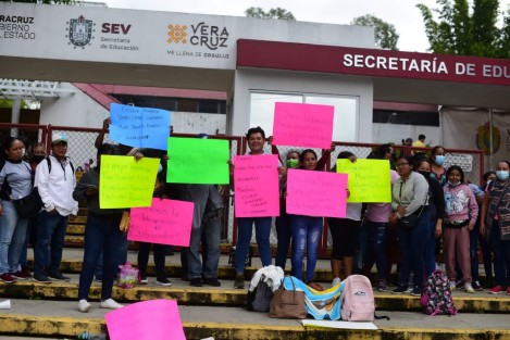 Padres de familia de la escuela primaria Venustiano Carranza, de la localidad de Mata Tenatito, municipio de Omealca, se manifestaron en la Secretaría de Educación de Veracruz (SEV) exigiendo sea nombrado un nuevo director para el plantel educativo, pues por 3 años no han contado con uno.  