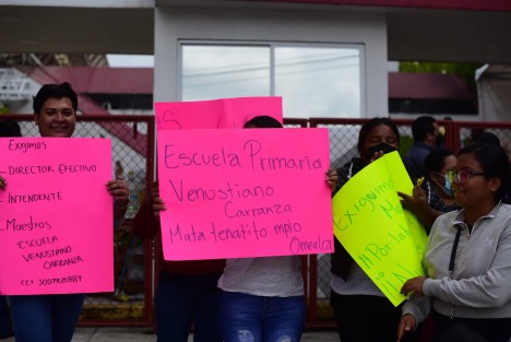Padres de familia de la escuela primaria Venustiano Carranza, de la localidad de Mata Tenatito, municipio de Omealca, se manifestaron en la Secretaría de Educación de Veracruz (SEV) exigiendo sea nombrado un nuevo director para el plantel educativo, pues por 3 años no han contado con uno.  