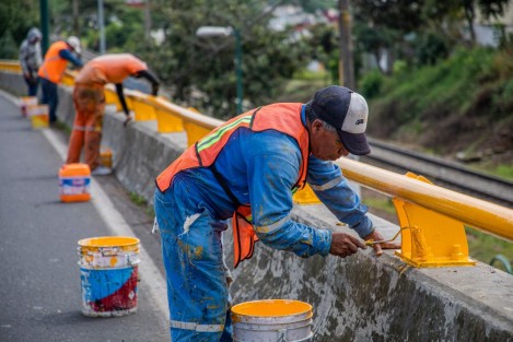 Con el fin de mejorar la imagen urbana del municipio, personal del Ayuntamiento continúa con las acciones de mantenimiento y aplicación de pintura en puentes y avenidas principales como Circuito Presidentes y Rafael Murillo Vidal.
 