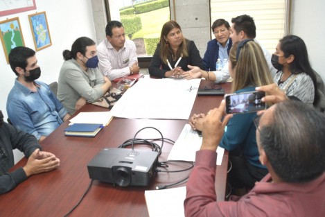 La diputada Gisela López López realizó una reunión con integrantes del Comité Villas Xalapa 56, autoridades del ayuntamiento de Emiliano Zapata y de la escuela telesecundaria Gregorio Torres Quintero, con la finalidad de evaluar la posible donación de una fracción de terreno a la institución educativa, para así regularizar su estatus legal y poder acceder a beneficios escolares.

