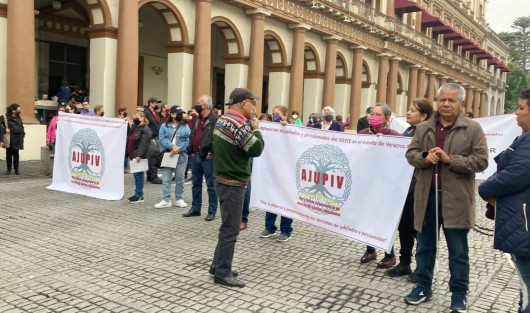 Jubilados y pensionados de la AJUPIV exigieron en Plaza Lerdo el pago de adeudos por conceptos de seguros institucionales y prestaciones laborales. Posteriormente cerraron la calle Enríquez .