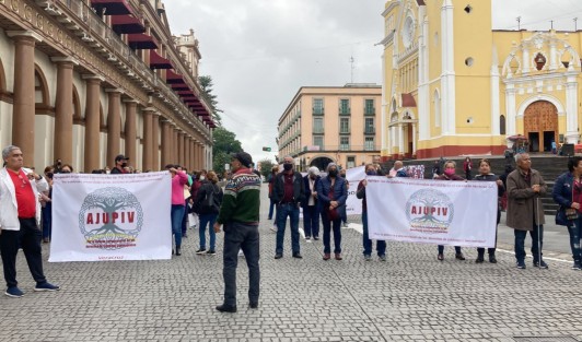 Jubilados y pensionados de la AJUPIV exigieron en Plaza Lerdo el pago de adeudos por conceptos de seguros institucionales y prestaciones laborales. Posteriormente cerraron la calle Enríquez .
