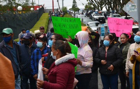 Habitantes del municipio de Ayahualulco se manifestaron frente al Palacio Legislativo, por el conflicto que hay entre el alcalde y el regidor. Al encontrarse en el lugar grupos de ambos bandos, en el sitio hubo algunos golpes, jaloneos y manotazos. 