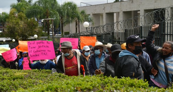 Habitantes del municipio de Ayahualulco se manifestaron frente al Palacio Legislativo, por el conflicto que hay entre el alcalde y el regidor. Al encontrarse en el lugar grupos de ambos bandos, en el sitio hubo algunos golpes, jaloneos y manotazos. 
