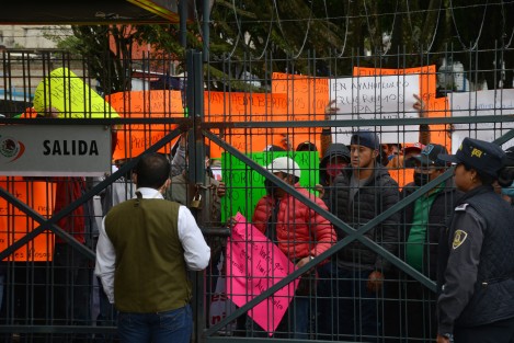 Habitantes del municipio de Ayahualulco se manifestaron frente al Palacio Legislativo, por el conflicto que hay entre el alcalde y el regidor. Al encontrarse en el lugar grupos de ambos bandos, en el sitio hubo algunos golpes, jaloneos y manotazos. 