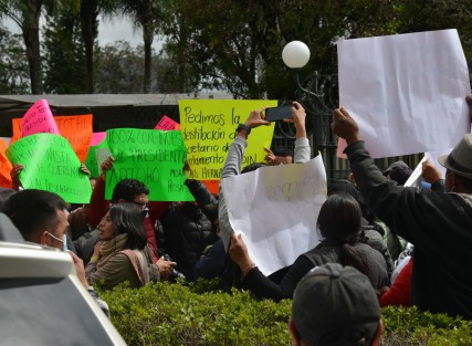 Habitantes del municipio de Ayahualulco se manifestaron frente al Palacio Legislativo, por el conflicto que hay entre el alcalde y el regidor. Al encontrarse en el lugar grupos de ambos bandos, en el sitio hubo algunos golpes, jaloneos y manotazos. 