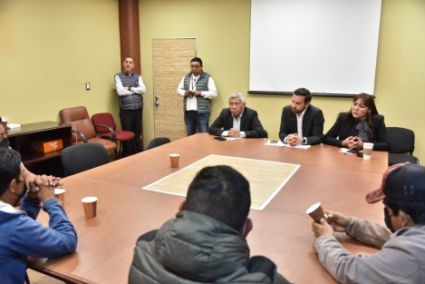 Los diputados Paul Martínez Marie y Genaro Ibáñez Martínez, de la Comisión Permanente de Gobernación del Congreso del Estado encabezaron el diálogo con ciudadanos del municipio de Ayahualulco, quienes solicitan la intervención de este Poder Legislativo para resolver el conflicto suscitado en esta demarcación y que ha generado la toma de las instalaciones del Palacio Municipal.

