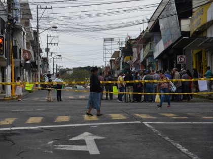 Comerciantes de la zona del cruce de las calle 20 de Noviembre, Acosta y Revolución bloquearon la circulación vehicular, en rechazo del Programa Por una mejor imagen urbana, que implementa el Ayuntamiento de Xalapa, con el cual serían sujetos de multas por colocación de propaganda en la vía pública. 