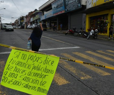 Comerciantes de la zona del cruce de las calle 20 de Noviembre, Acosta y Revolución bloquearon la circulación vehicular, en rechazo del Programa Por una mejor imagen urbana, que implementa el Ayuntamiento de Xalapa, con el cual serían sujetos de multas por colocación de propaganda en la vía pública. 