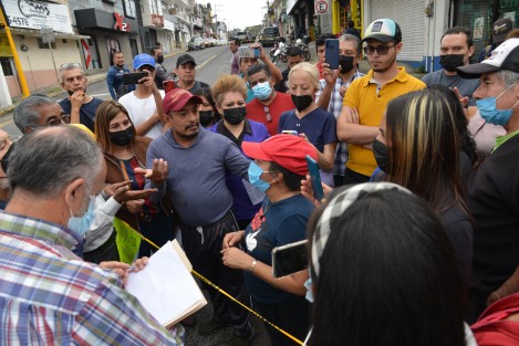 Comerciantes de la zona del cruce de las calle 20 de Noviembre, Acosta y Revolución bloquearon la circulación vehicular, en rechazo del Programa Por una mejor imagen urbana, que implementa el Ayuntamiento de Xalapa, con el cual serían sujetos de multas por colocación de propaganda en la vía pública. 