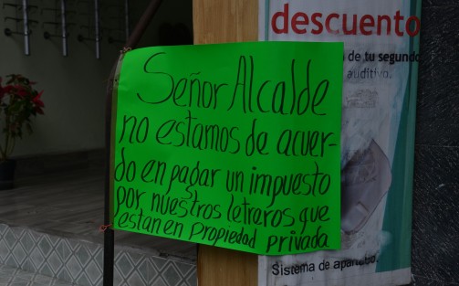 Los pequeños empresarios consideraron que se trata de una disposición injusta, que les resulta imposible cubrir, pues les dijeron que la tarifa mínima por este impuesto (sanción) es de 2 mil pesos.