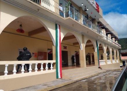El Palacio Municipal de Ayahualulco fue liberado. El plantón que duró dos semanas concluyó tras varias horas de diálogos entre los grupos inconformes.

