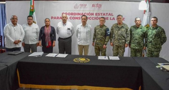 El Gobernador, acompañado por el Secretario de Gobierno, Mtro. Eric Cisneros Burgos, atestiguó la firma del importante convenio, subrayando que para Veracruz es prioridad, la política migratoria del Presidente, Lic. Andrés Manuel López Obrador, que destaca el respeto a los derechos humanos y el acceso a los servicios de salud para todas las personas migrantes, en su paso por nuestra entidad. 