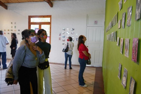 Este sábado fue inaugurada la exposición SORORIDAD, en el Jardín De Las Esculturas. 
La muestra, realizada en el marco del segundo encuentro de gráfica Trazos Comunes, conjunta la obra de más de 130 mujeres artistas que se desarrollan en el terreno de la estampa.
