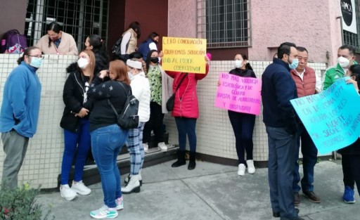 Profesores de la zona escolar 074 Xalapa, Locales Norte se manifestaron y tomaron las instalaciones de la Supervisión Escolar la mañana de este lunes 10 de octubre. De acuerdo con la directora de la primaria Enrique González Llorca, Paola Rivera, están en desacuerdo con la designación del nuevo titular de la Supervisión, Gustavo Ceballos García, por calificarlo de no contar con el perfil adecuado. .

