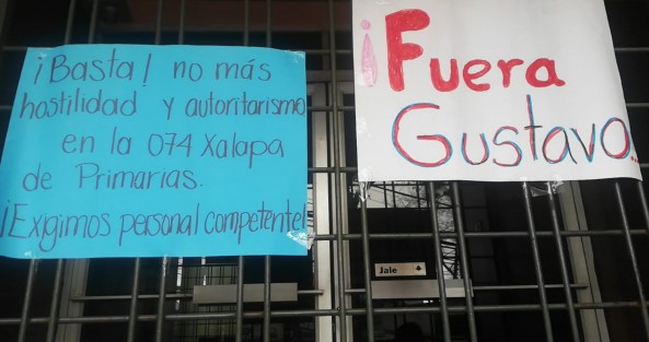 Profesores de la zona escolar 074 Xalapa, Locales Norte se manifestaron y tomaron las instalaciones de la Supervisión Escolar la mañana de este lunes 10 de octubre. De acuerdo con la directora de la primaria Enrique González Llorca, Paola Rivera, están en desacuerdo con la designación del nuevo titular de la Supervisión, Gustavo Ceballos García, por calificarlo de no contar con el perfil adecuado. .

