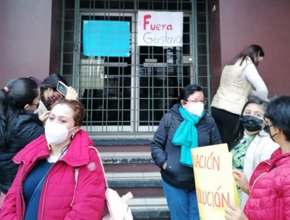 Profesores de la zona escolar 074 Xalapa, Locales Norte se manifestaron y tomaron las instalaciones de la Supervisión Escolar la mañana de este lunes 10 de octubre. De acuerdo con la directora de la primaria Enrique González Llorca, Paola Rivera, están en desacuerdo con la designación del nuevo titular de la Supervisión, Gustavo Ceballos García, por calificarlo de no contar con el perfil adecuado. .