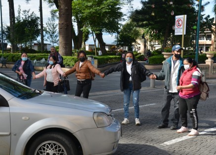 Vecinos de la colonia Insurgentes protestaron y bloquearon la calle Juan de la Luz Enríquez, en la zona centro de esta ciudad de Xalapa, para exigir la pavimentación de la calle Pípila, que se encuentra en su zona habitacional.  