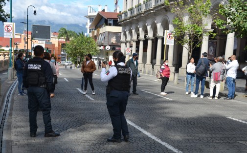 Vecinos de la colonia Insurgentes protestaron y bloquearon la calle Juan de la Luz Enríquez, en la zona centro de esta ciudad de Xalapa, para exigir la pavimentación de la calle Pípila, que se encuentra en su zona habitacional.  