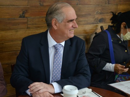 El senador panista, Julen Rementería, admitió que usa como pretexto de sus aspiraciones políticas a la gubernatura, el andar recaudando firmas por todo el Estado y lo conozcan. 