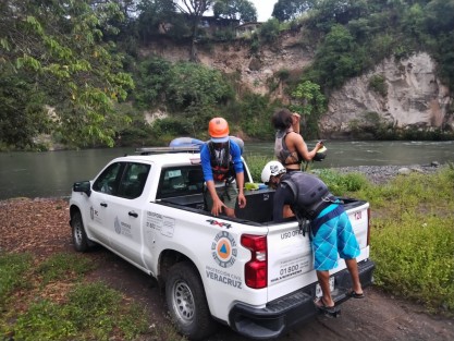 Al menos cuatro personas se ahogaron en el municipio Jalcomulco en el lugar conocido como La Playita. Dos ya fueron localizados y otros dos no aparecen, por lo que personal de Escuadrón Nacional de Rescate delegación Tlaltetela y Protección Civil y civiles de lugar continúan su búsqueda.