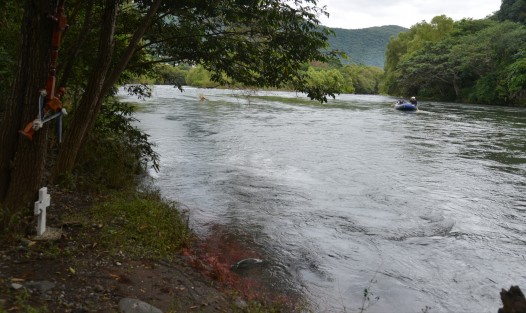 Tres hermanos y un primo vecinos de Villa Aldama que se dedicaban a la venta de calzado, murieron ahogados la tarde de ayer lunes al ser arrastrados por la fuerte corriente de agua del Río de Los Pescados en Jalcomulco. 