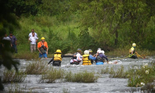 Fue después de mediodía cuando encontraron el tercer cuerpo, a unos metros del puente de la Comunidad de Cuetzalan, municipio de Tlaltetela.