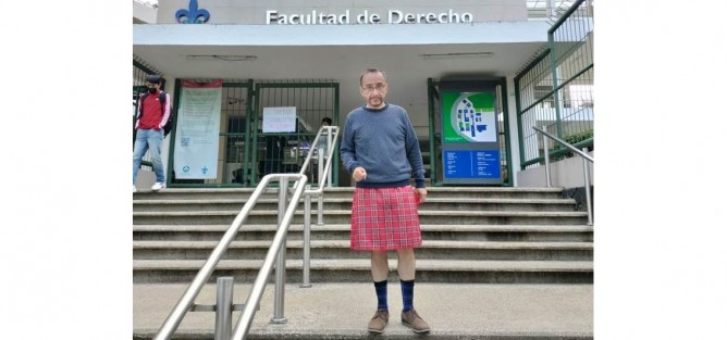 Por iniciativa del catedrático de la Facultad de Derecho UV, campus Xalapa, Arturo Hernández Abascal, este martes, él y varios alumnos, acudieron a clases vistiendo falda, como una forma de inclusión, dijeron, bajo el lema <em>La ropa no tiene género</em>.   Cortesía Arturo Hernández