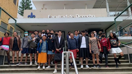 Por iniciativa del catedrático de la Facultad de Derecho UV, campus Xalapa, Arturo Hernández Abascal, este martes, él y varios alumnos, acudieron a clases vistiendo falda, como una forma de inclusión, dijeron, bajo el lema <em>La ropa no tiene género</em>.   Cortesía Arturo Hernández