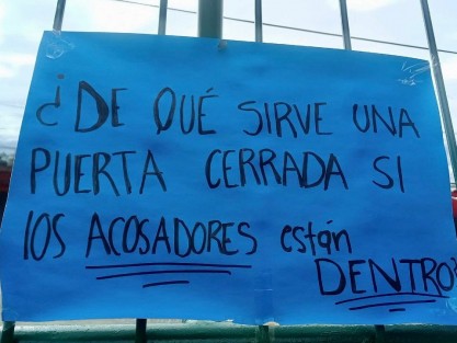 Estudiantes protestaron y tomaron la Unidad Académica de Humanidades de la Universidad Veracruzana (UV) debido a que un alumno sacó una navaja para destruir el tendedero del acoso y no recibió ninguna sanción. 