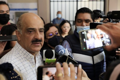 El Ayuntamiento de Xalapa no permitirá chantajes ni que se ponga en riesgo el abasto de agua para 150 mil xalapeños; por ello, presentó una denuncia  contra quienes cerraron las válvulas de las instalaciones hidráulicas en la zona de Las Vigas de Ramírez, afirmó el alcalde Ricardo Ahued Bardahuil.