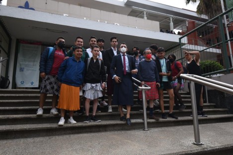 Casi 40 hombres, entre estudiantes y docentes, llegaron este martes a la Facultad de Derecho UV vestidos con falda, como forma de visibilizar la discriminación, el binarismo, la estructura discriminatoria.