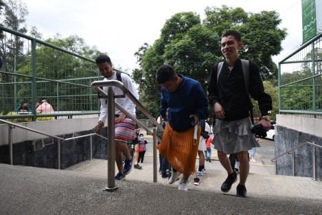 Casi 40 hombres, entre estudiantes y docentes, llegaron este martes a la Facultad de Derecho UV vestidos con falda, como forma de visibilizar la discriminación, el binarismo, la estructura discriminatoria.