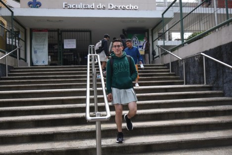 Casi 40 hombres, entre estudiantes y docentes, llegaron este martes a la Facultad de Derecho UV vestidos con falda, como forma de visibilizar la discriminación, el binarismo, la estructura discriminatoria.