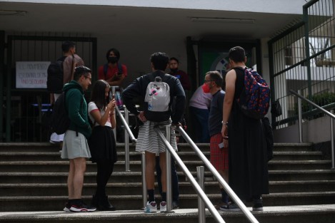Casi 40 hombres, entre estudiantes y docentes, llegaron este martes a la Facultad de Derecho UV vestidos con falda, como forma de visibilizar la discriminación, el binarismo, la estructura discriminatoria.