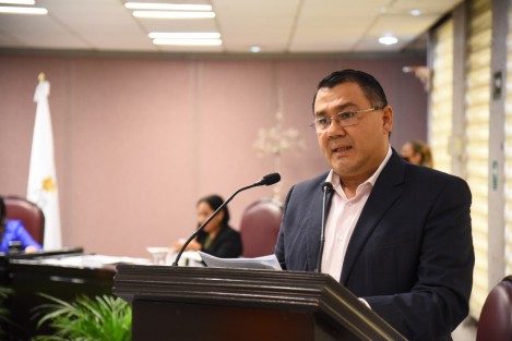 El diputado Othón Hernández Candanedo presentó a la Diputación Permanente una iniciativa que prevé la creación de la Secretaría de Movilidad y Transporte, dependencia centralizada al Poder Ejecutivo, que sería la encargada de formular, conducir, planear y evaluar las acciones, políticas públicas, normas y lineamientos de transporte, movilidad y seguridad vial del estado.

