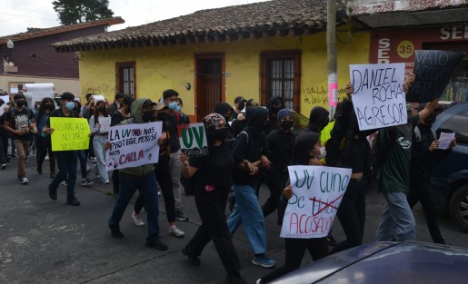 Estudiantes de la Unidad de Artes de la Universidad Veracruzana (UV) marcharon  hacia la Unidad Académica de Humanidades, en esta ciudad de Xalapa, para exigir que cese el acoso sexual contra sus compañeras.