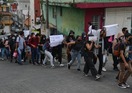 Estudiantes de la Unidad de Artes de la Universidad Veracruzana (UV) marcharon  hacia la Unidad Académica de Humanidades, en esta ciudad de Xalapa, para exigir que cese el acoso sexual contra sus compañeras.