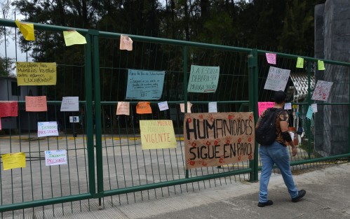 Estudiantes de la Unidad de Artes de la Universidad Veracruzana (UV) marcharon  hacia la Unidad Académica de Humanidades, en esta ciudad de Xalapa, para exigir que cese el acoso sexual contra sus compañeras.