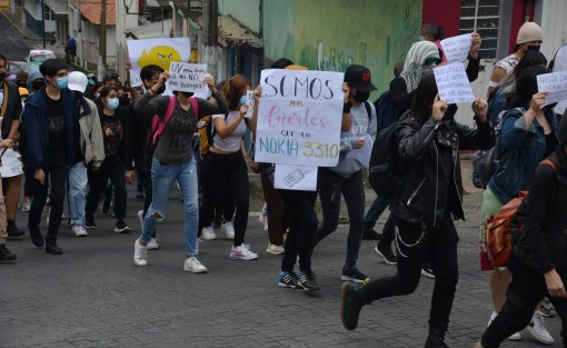 Estudiantes de la Unidad de Artes de la Universidad Veracruzana (UV) marcharon hacia la Unidad Académica de Humanidades, en esta ciudad de Xalapa, para exigir que cese el acoso sexual contra sus compañeras. 