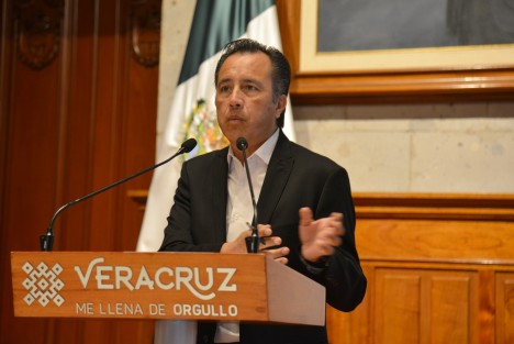 El gobernador Cuitláhuac García Jiménez descartó suspender clases por la tormenta tropical Karl, al argumentar que los pronósticos indican hasta ahora que el meteoro impactaría al Estado la noche del viernes. 