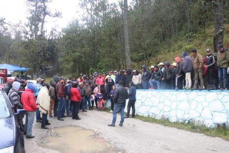 El pasado lunes, habitantes de comunidades asentadas en faldas del Cofre de Perote cerraron las tubería que abastece a la Capital del Estado para exigir que les construyan un camino que vaya de la cabecera municipal de Las Vigas hacia la localidad de Ingenio del Rosario, en Coatepec.